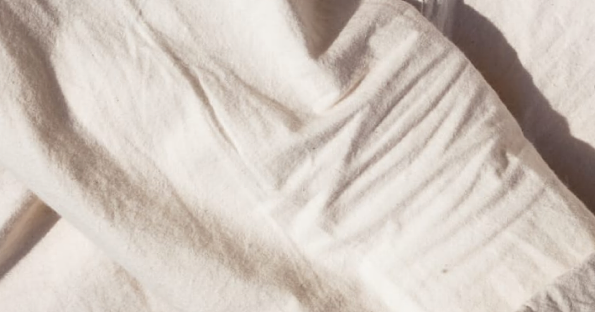 コットン素材に刻まれた深い皺