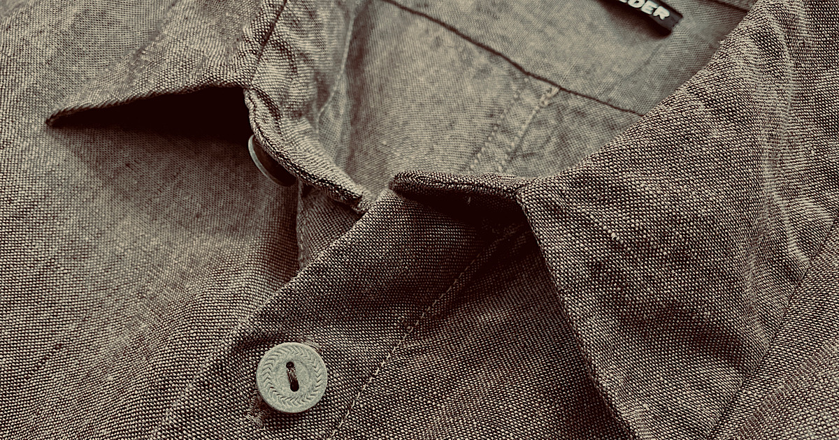 ブラウンのリネンシャツの襟元のアップ画像