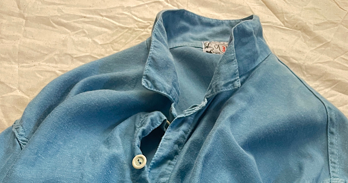 ライトブルーのシャツの襟元のアップ画像