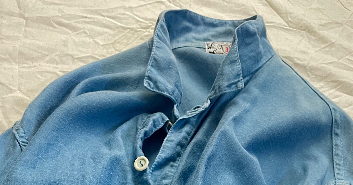 ライトブルーのシャツの襟元のアップ画像