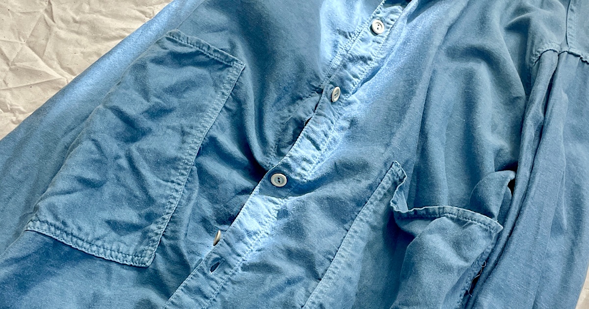 薄日のかかったライトブルーのシャツの画像