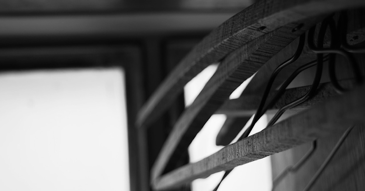 ラックに掛かった木のハンガーのアップ画像