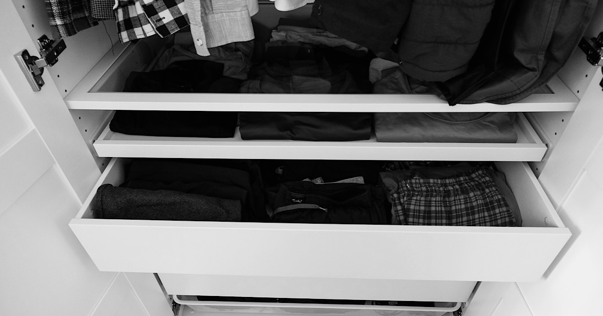 クローゼットに収納された洋服を撮影した様子