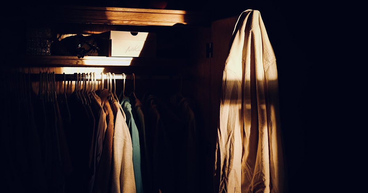 手すりに洋服が吊るされたクローゼット