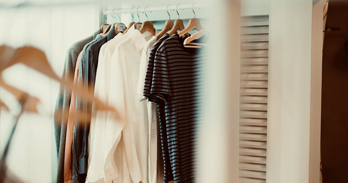 ラックに掛けられた春夏物の洋服