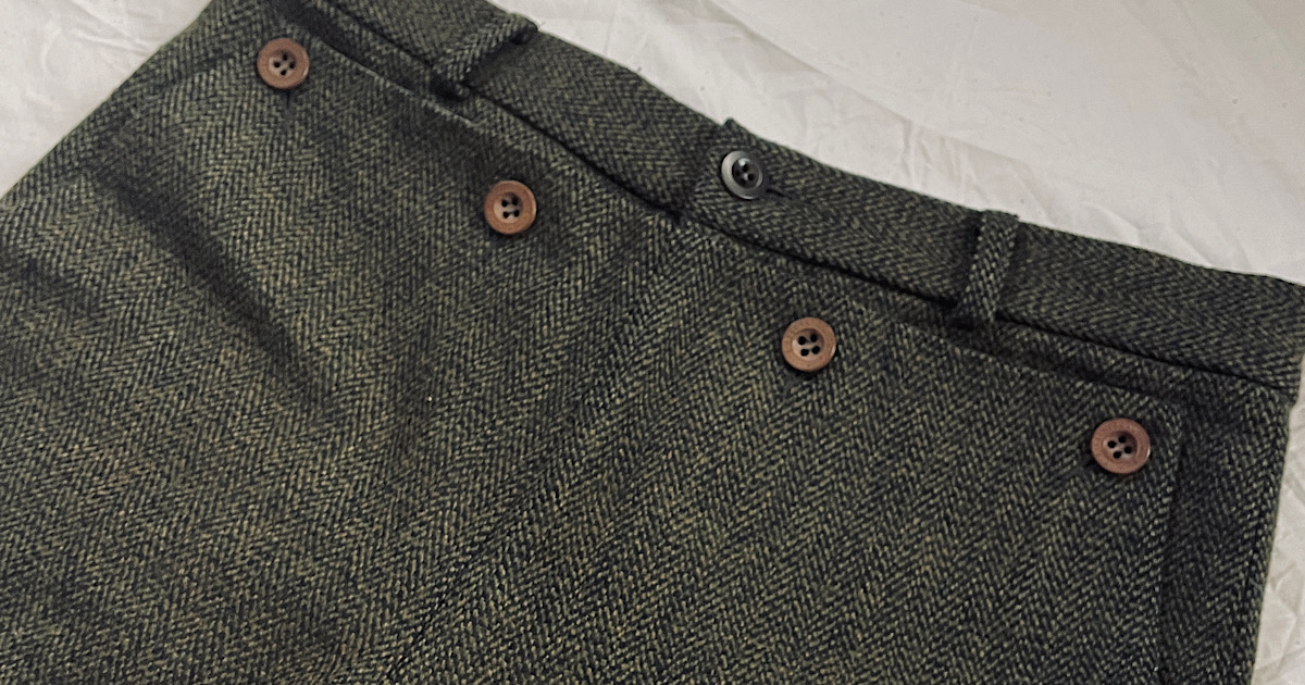 グリーンのウールパンツのポケットデザインのアップ画像