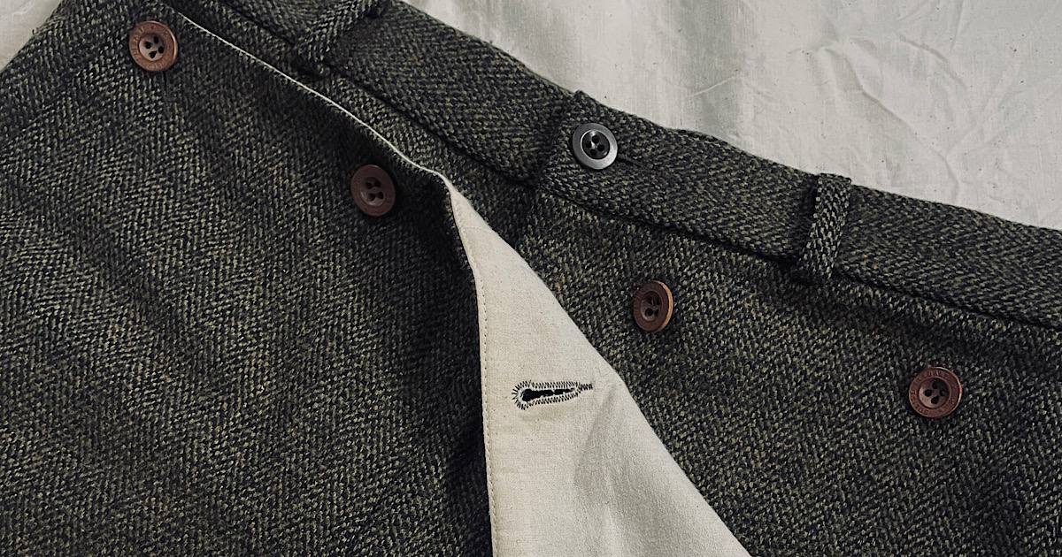 グリーンのウールパンツのポケットを開けた状態のアップ画像