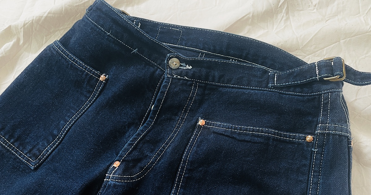 紺色のジーンズのウエス付近のアップ画像