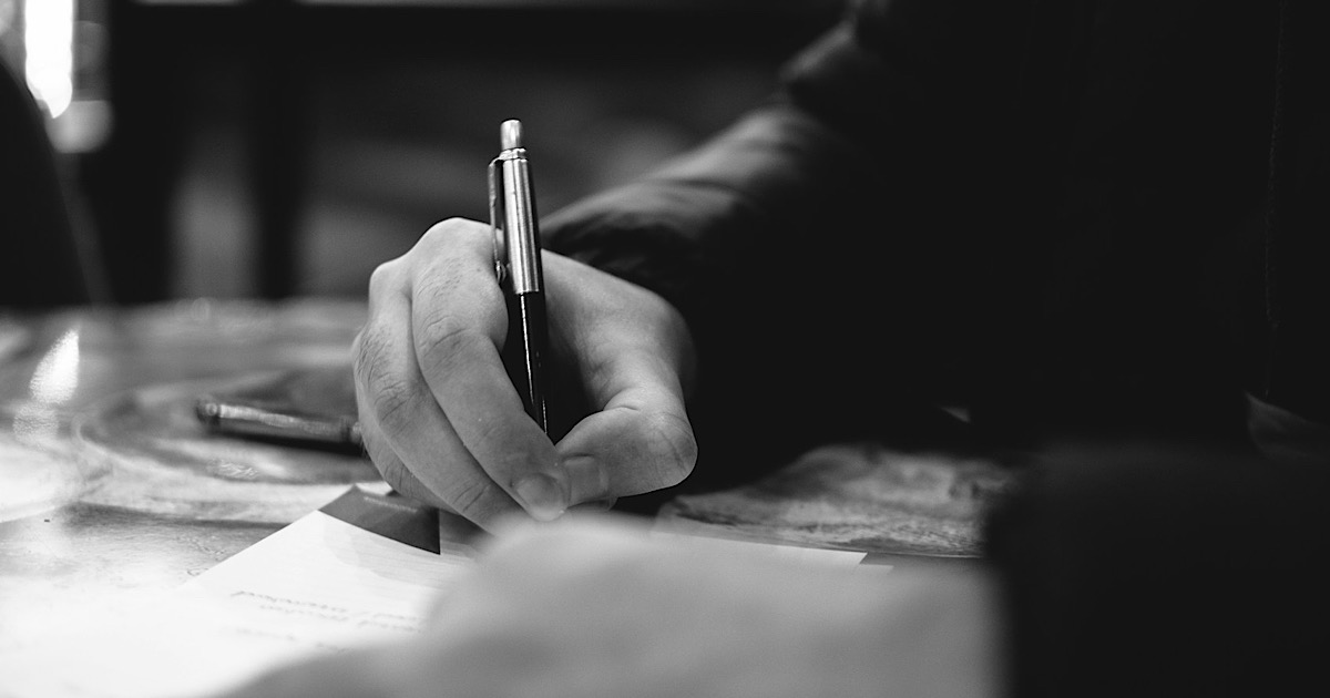 ペンを片手にメモする様子