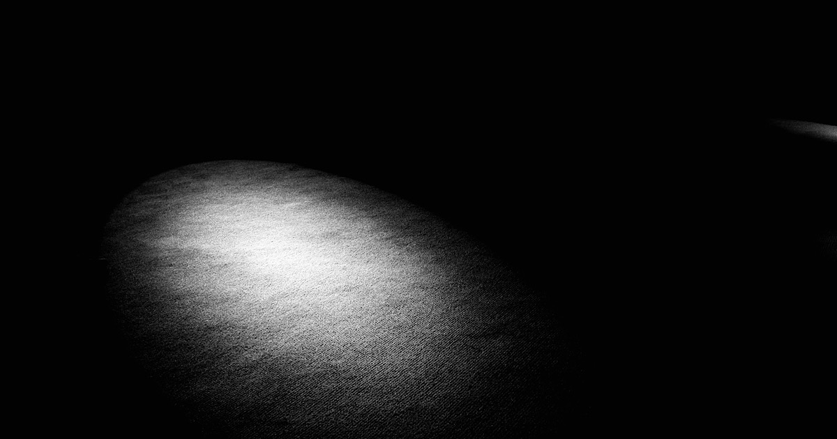 暗闇の中に照らされた一点の光