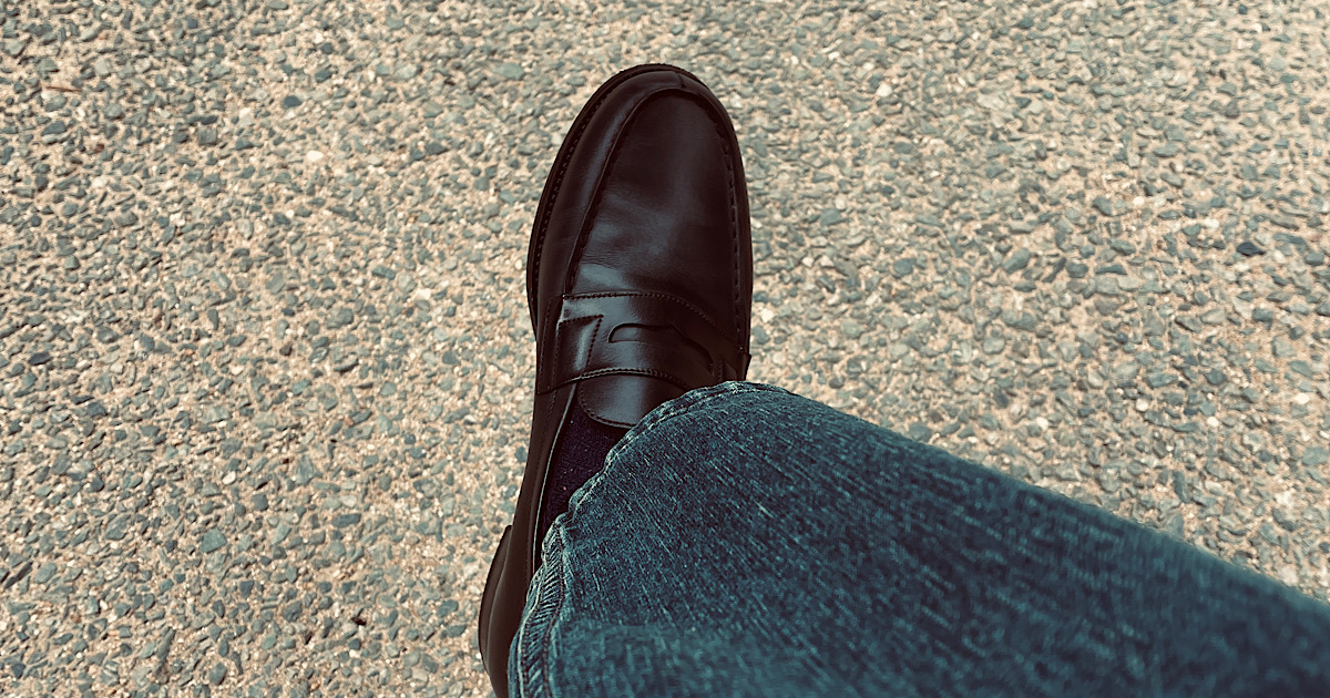 ブルージーンズにローファーを合わせて右足の様子