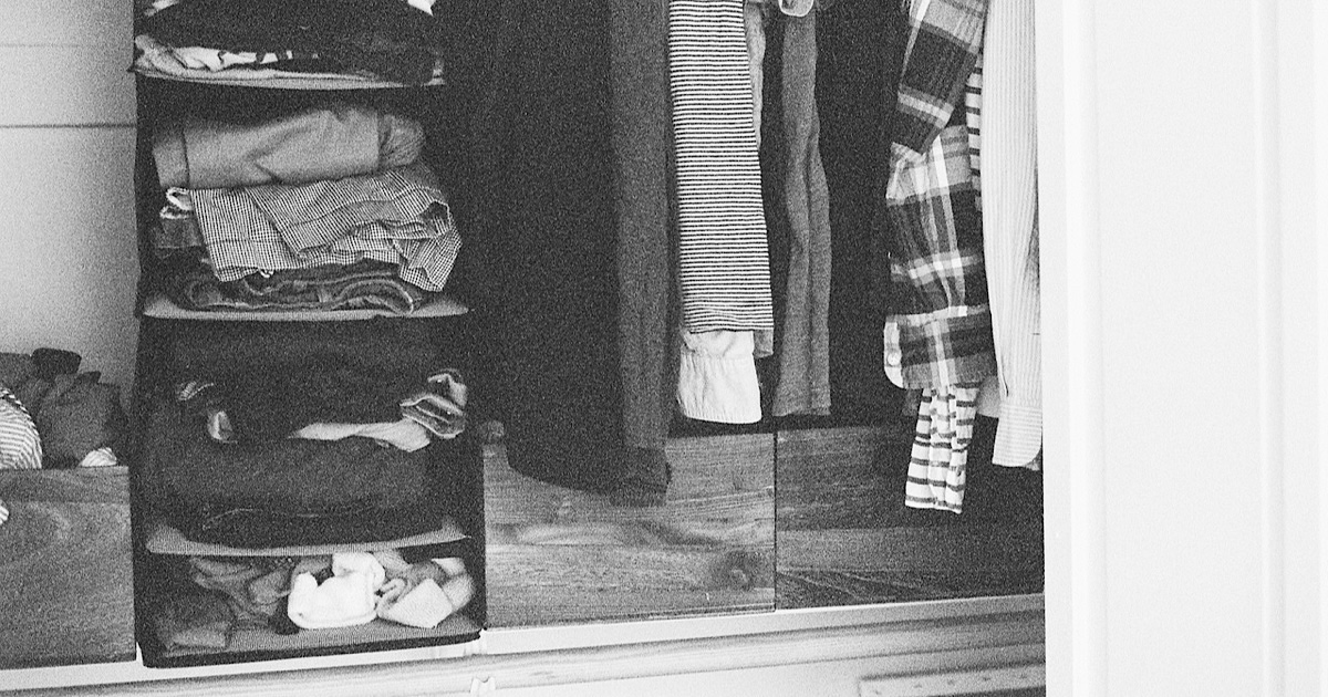 クローゼットに収納されたたくさんの服