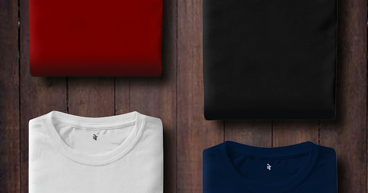 床の上に畳んで置かれた4色のTシャツ