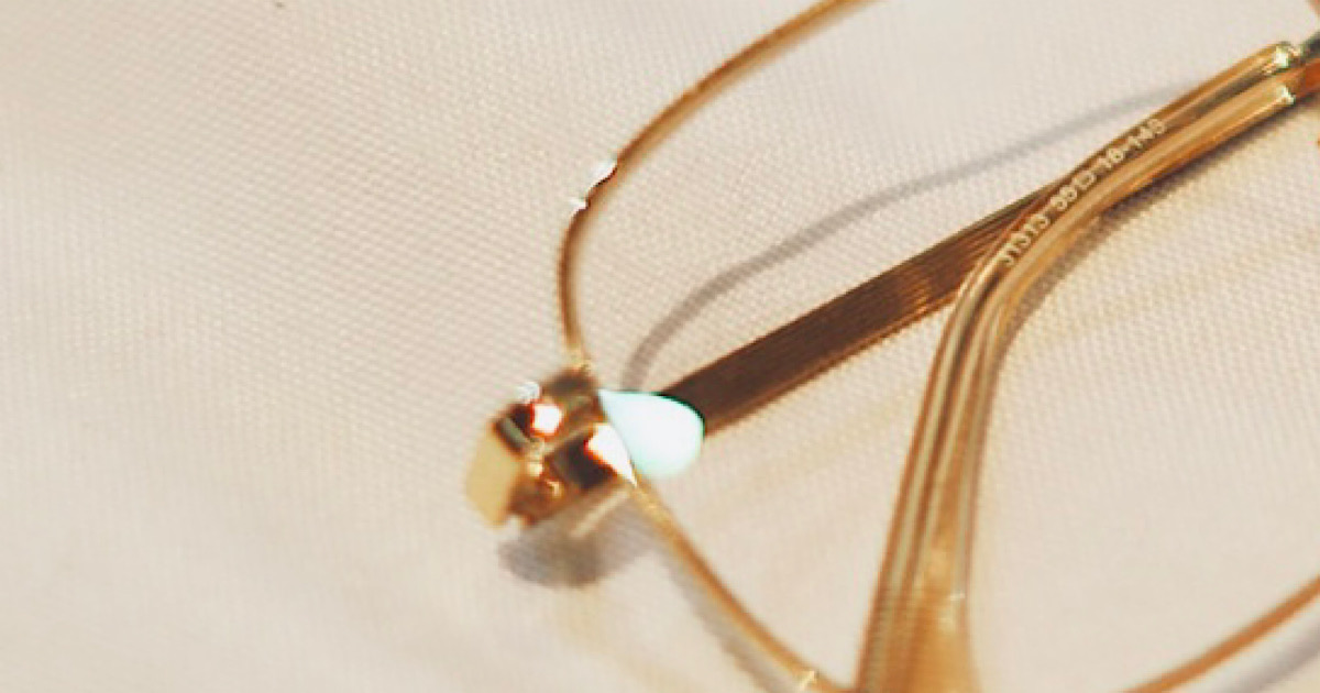 ゴールドの眼鏡を縁のディティールを撮影した様子