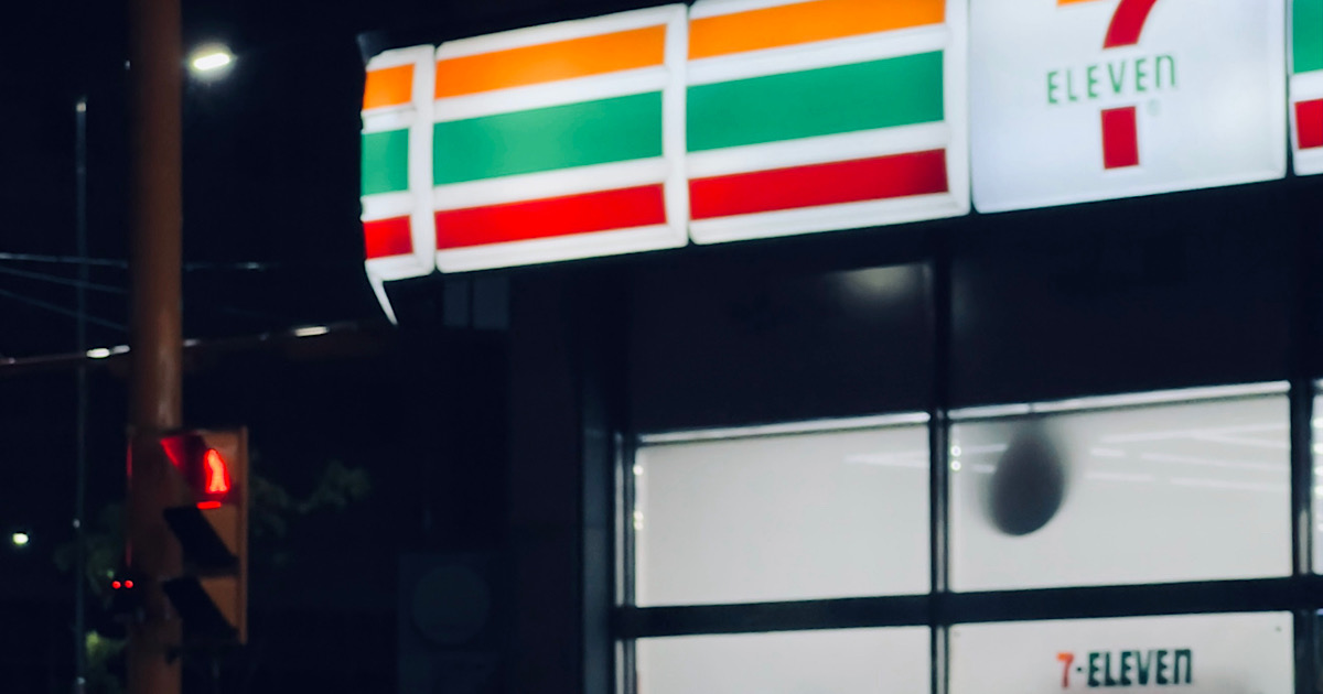 セブンイレブンの外観を撮影した様子