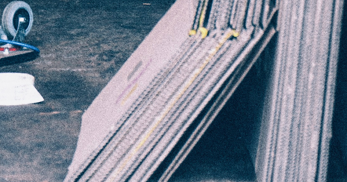 立て掛けられた複数の段ボール