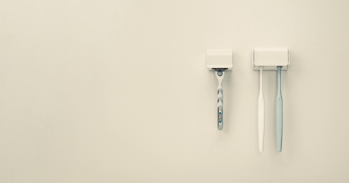 並んで掛けられた3人分の歯ブラシ