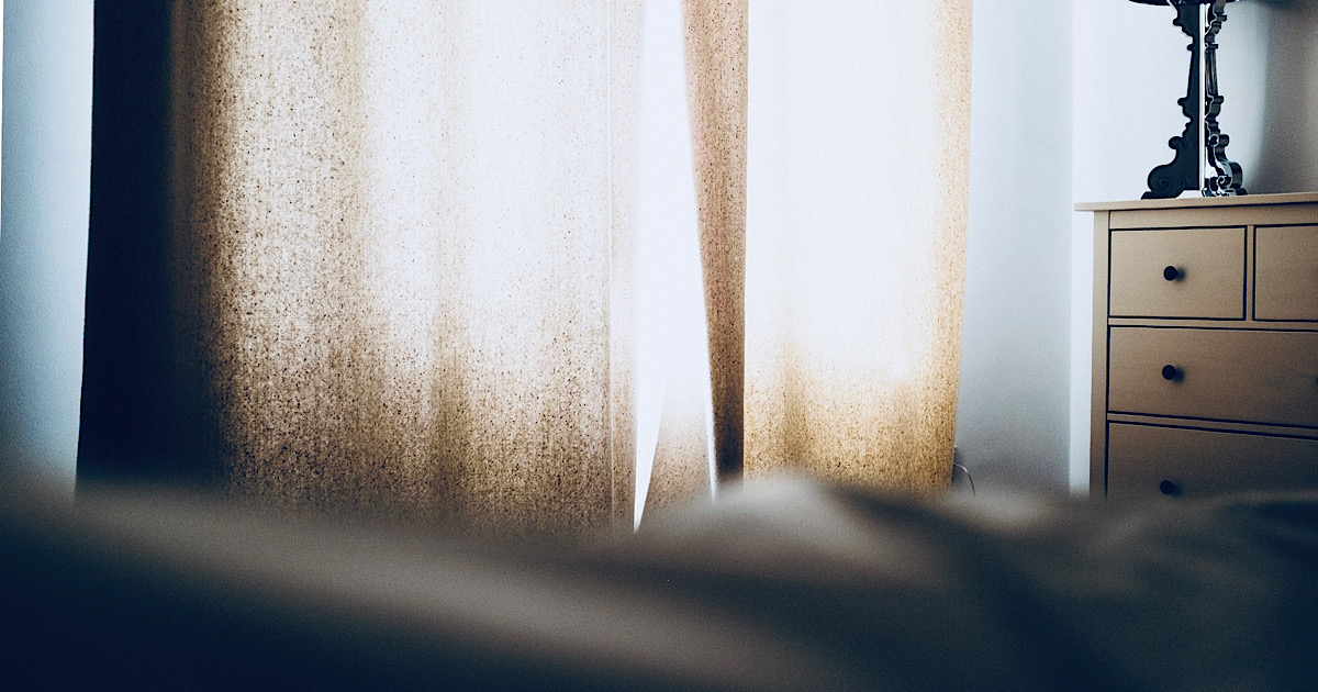 寝室のカーテン越しに差し日差し