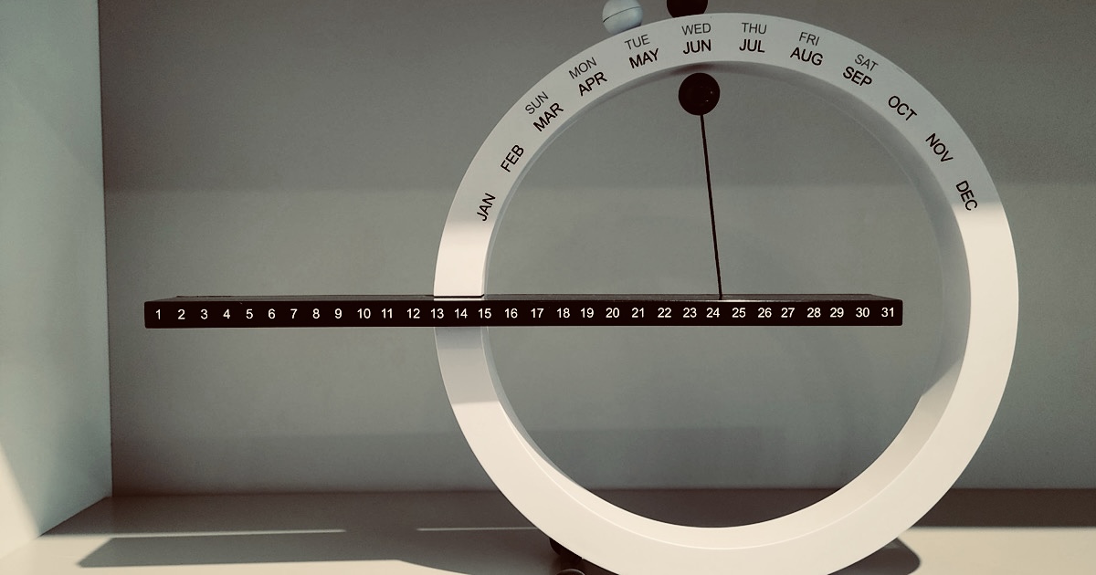 目盛りがついた秤が部屋に置かれた様子