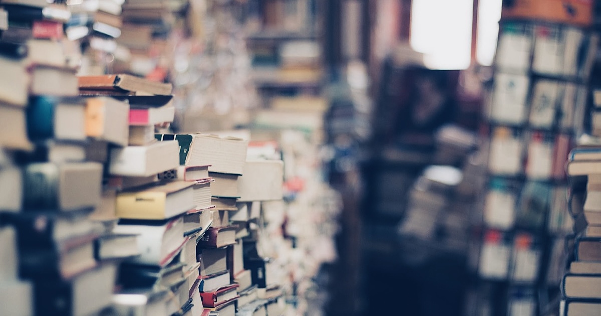 部屋に積み上げられた大量の本