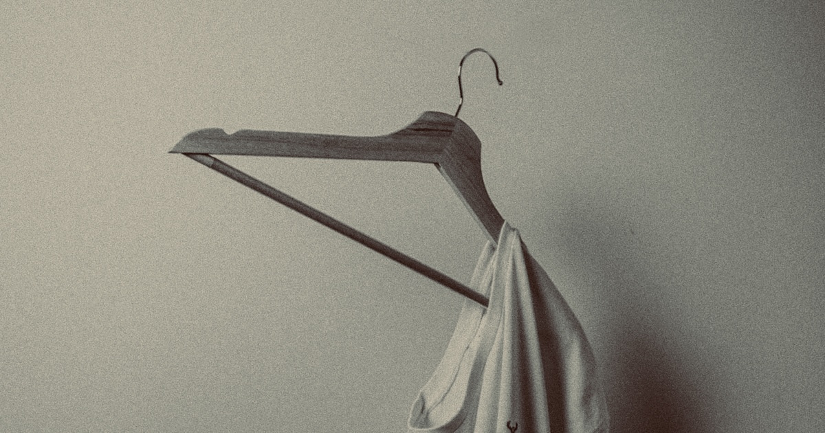 ハンガーから落ちそうな白いTシャツ