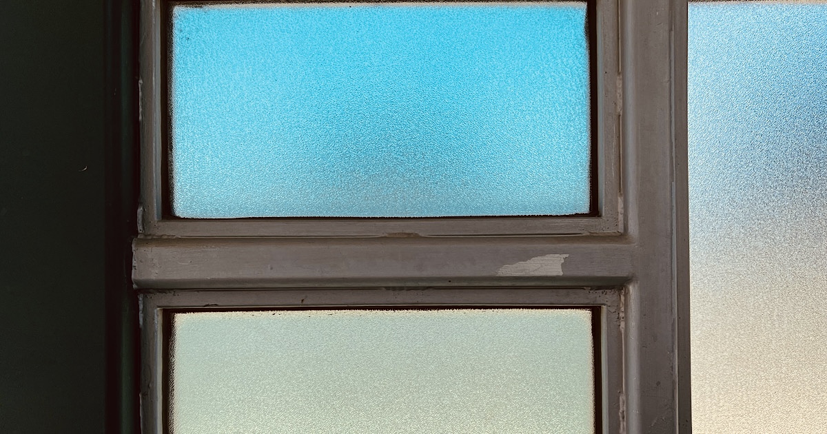 すりガラス越しの青空の様子