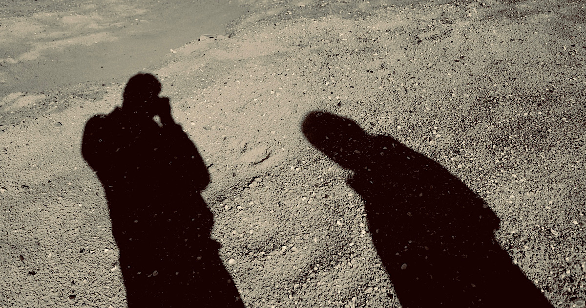 地面に映る2人のシルエット