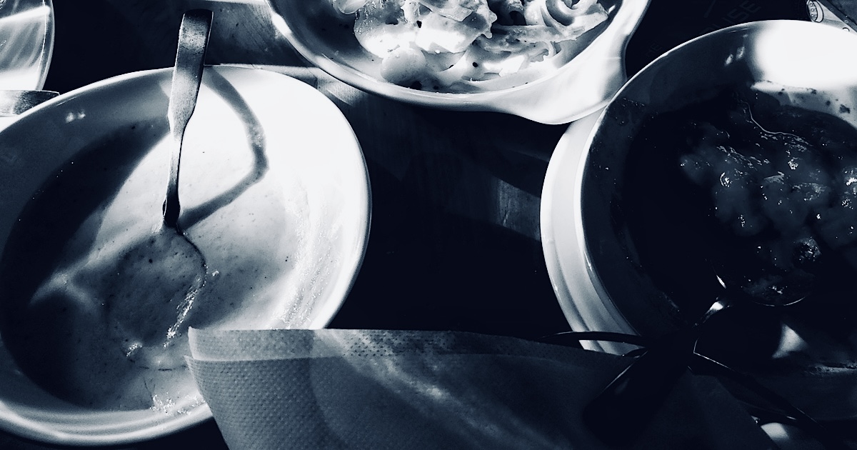 テーブルに置かれた食べかけの食事