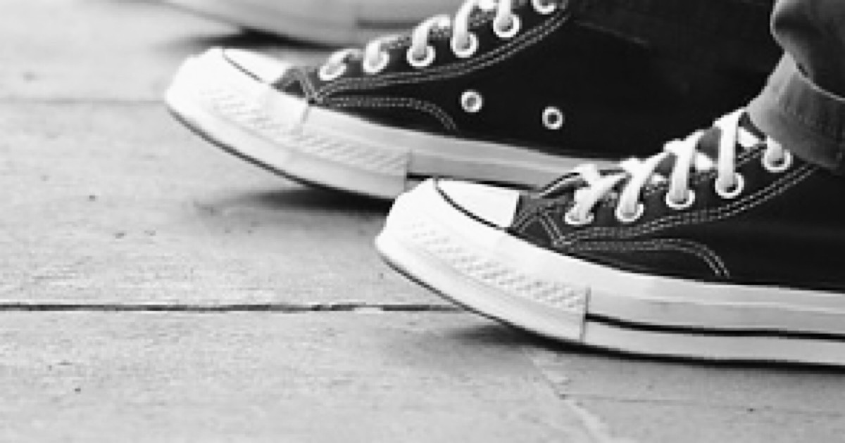 白と黒のスニーカーを横から撮影した様子