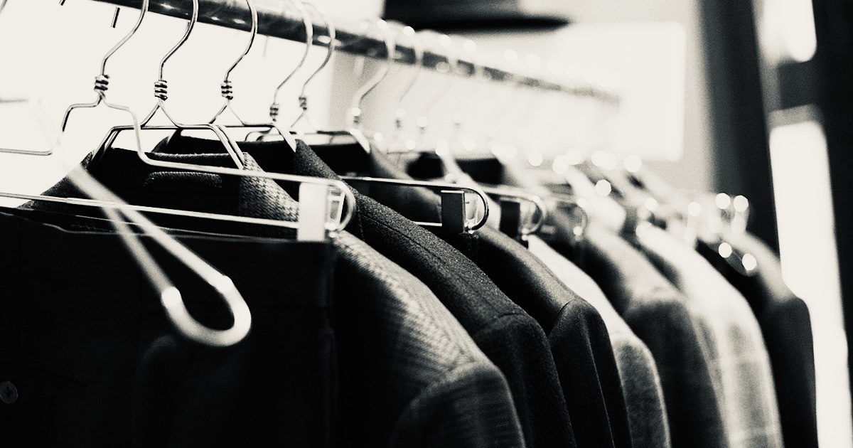 ラックに掛かった複数のジャケットを撮影した様子