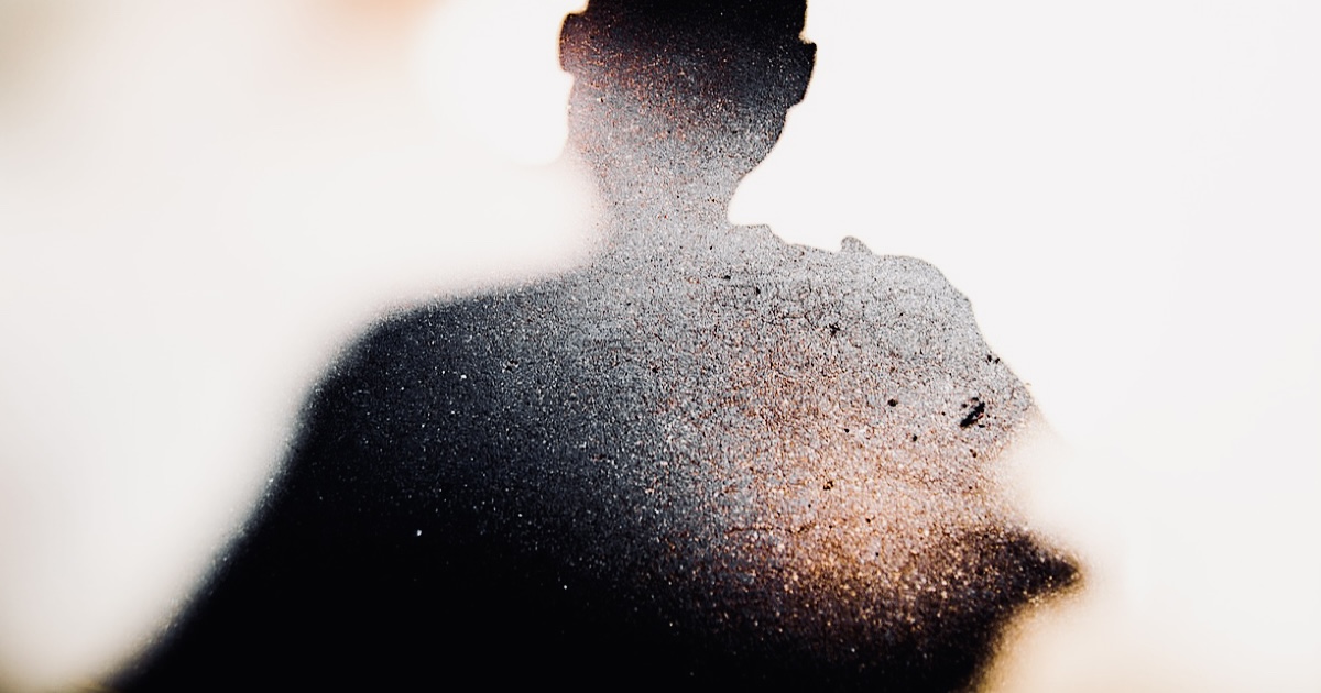 人影にスパッタリングをした様子