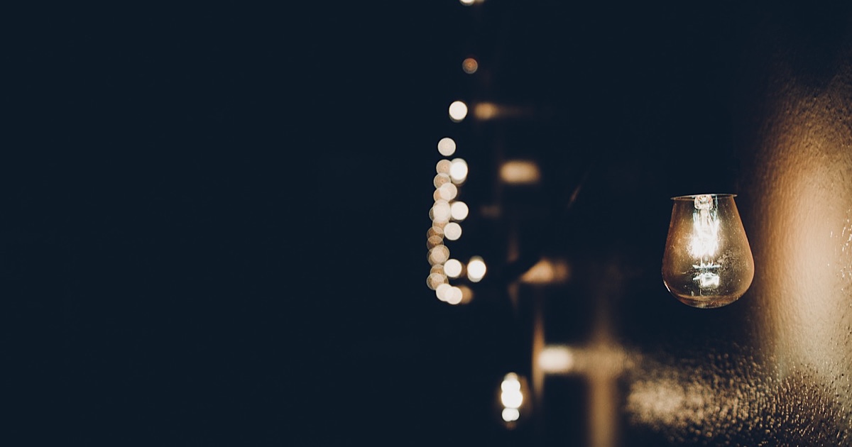 暗闇の中に灯るランプ