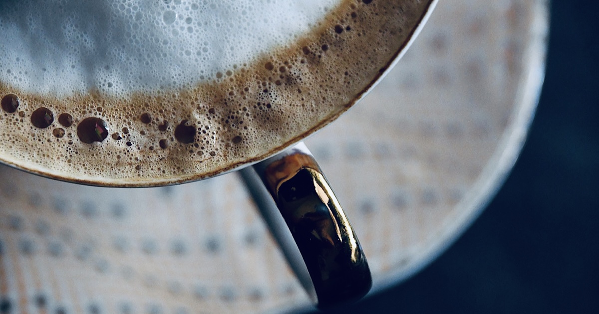 コーヒーの入ったマグカップを上から撮影した様子