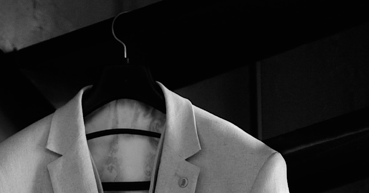 壁に掛けられた白いジャケット