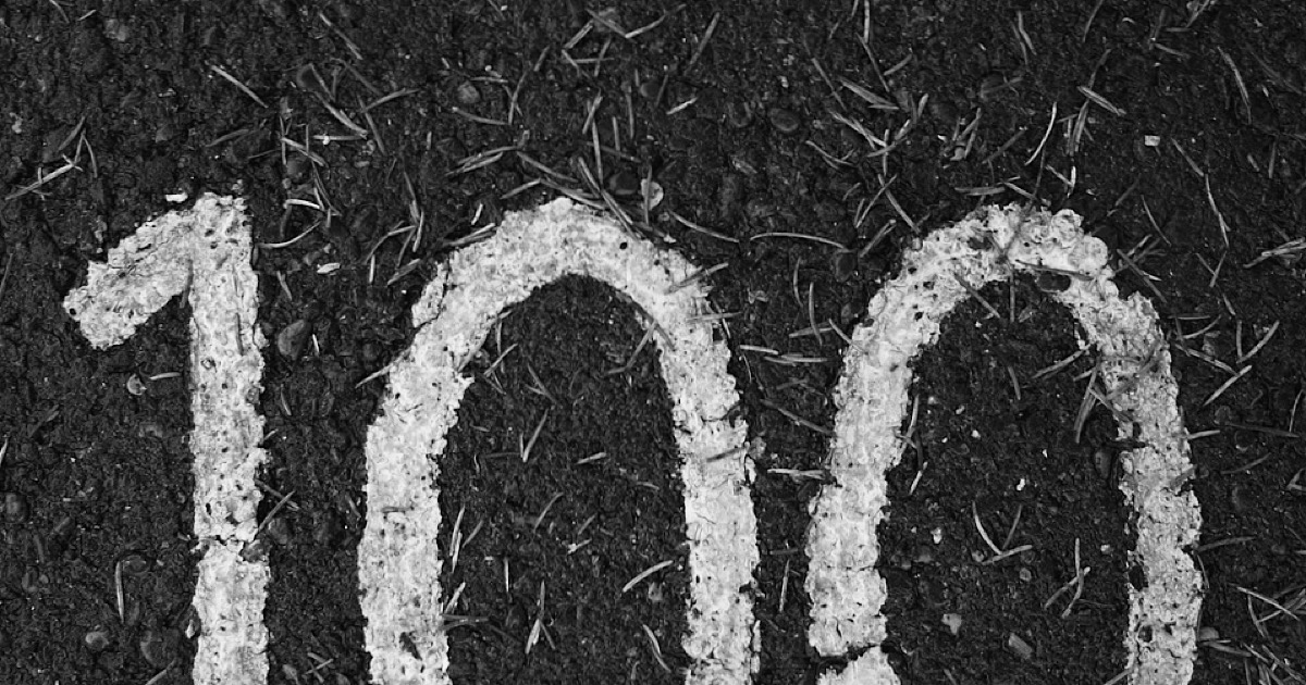 地面の上に白字で書かれた「100」の数字