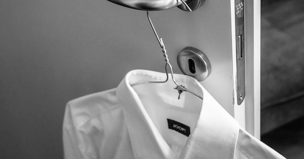 ドアノブに掛けられた白いシャツ