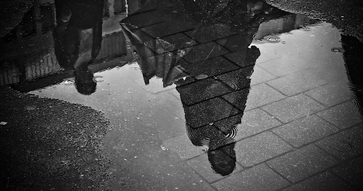 水たまりに映り込む二人の影