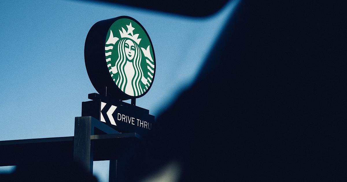 屋外でスターバックスの看板を撮影した様子