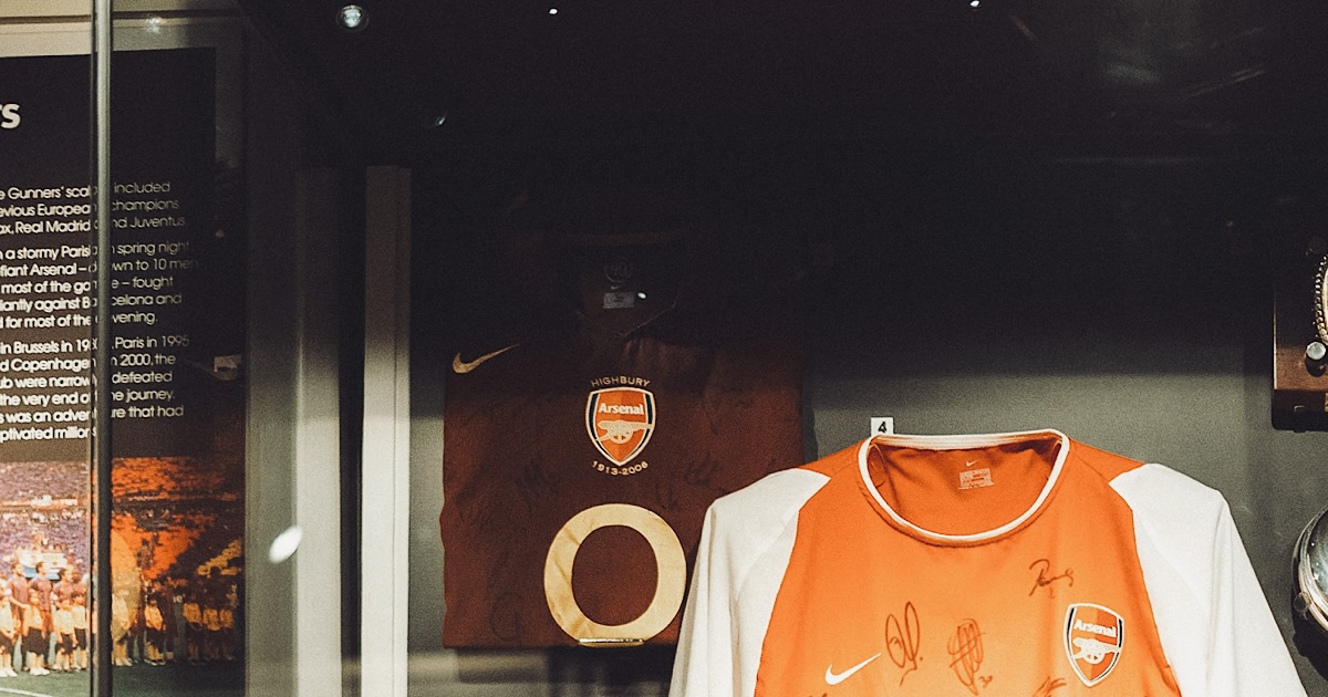 壁に飾られたアーセナルのユニフォーム