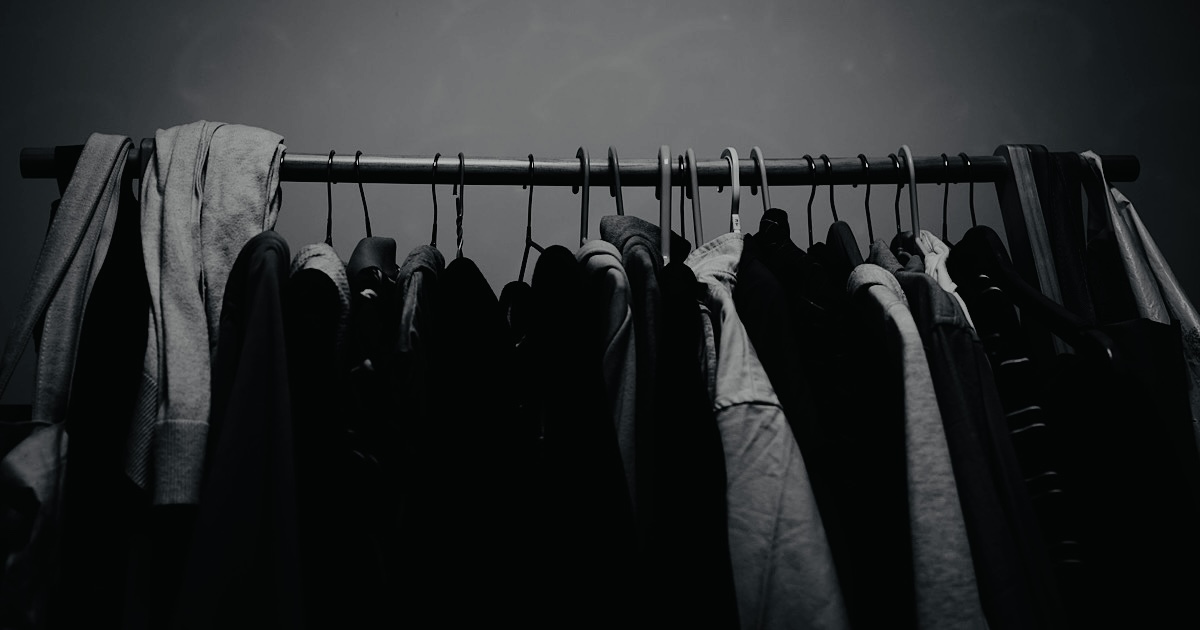 ラックに掛けられたたくさんの洋服