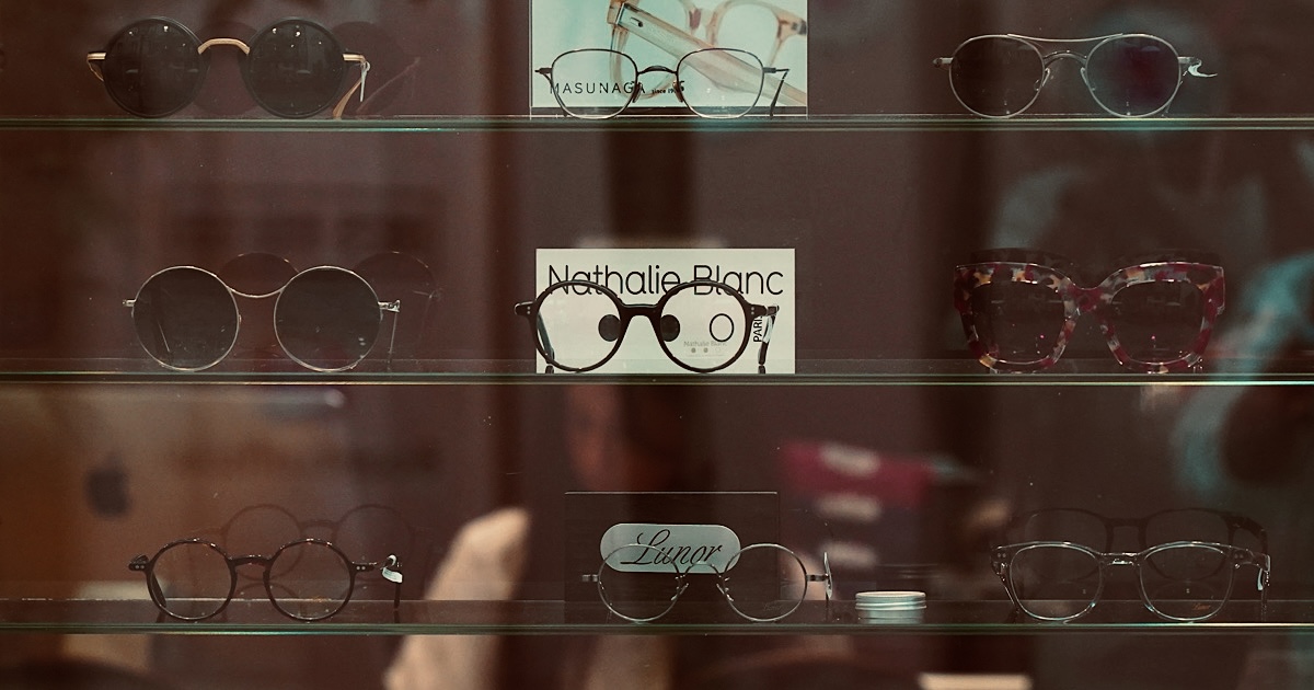 眼鏡店のショーケースに陳列された眼鏡