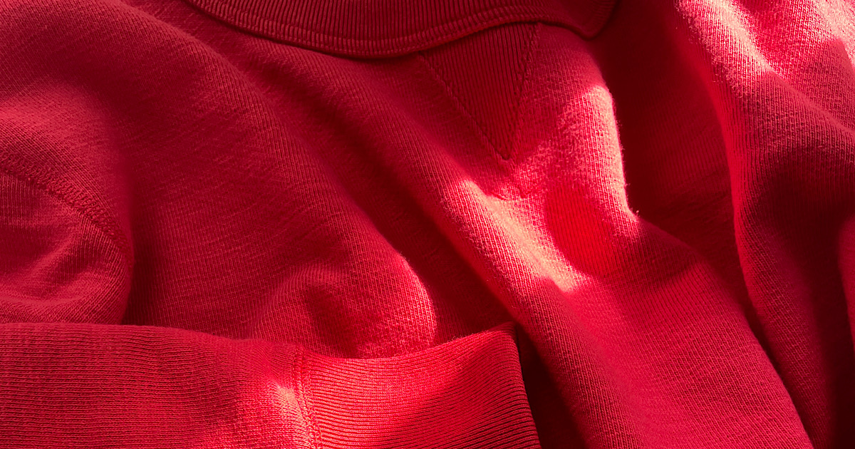 薄日の当たる赤いスウェットを撮影した様子