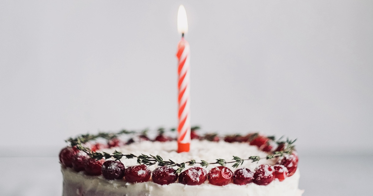 ケーキの上に立てられた一本のろうそく