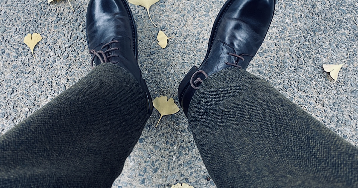 革靴とスラックスを上から撮影した様子